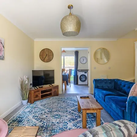 Charming & Spacious 3Br With Private Parking Near Ipswich-3